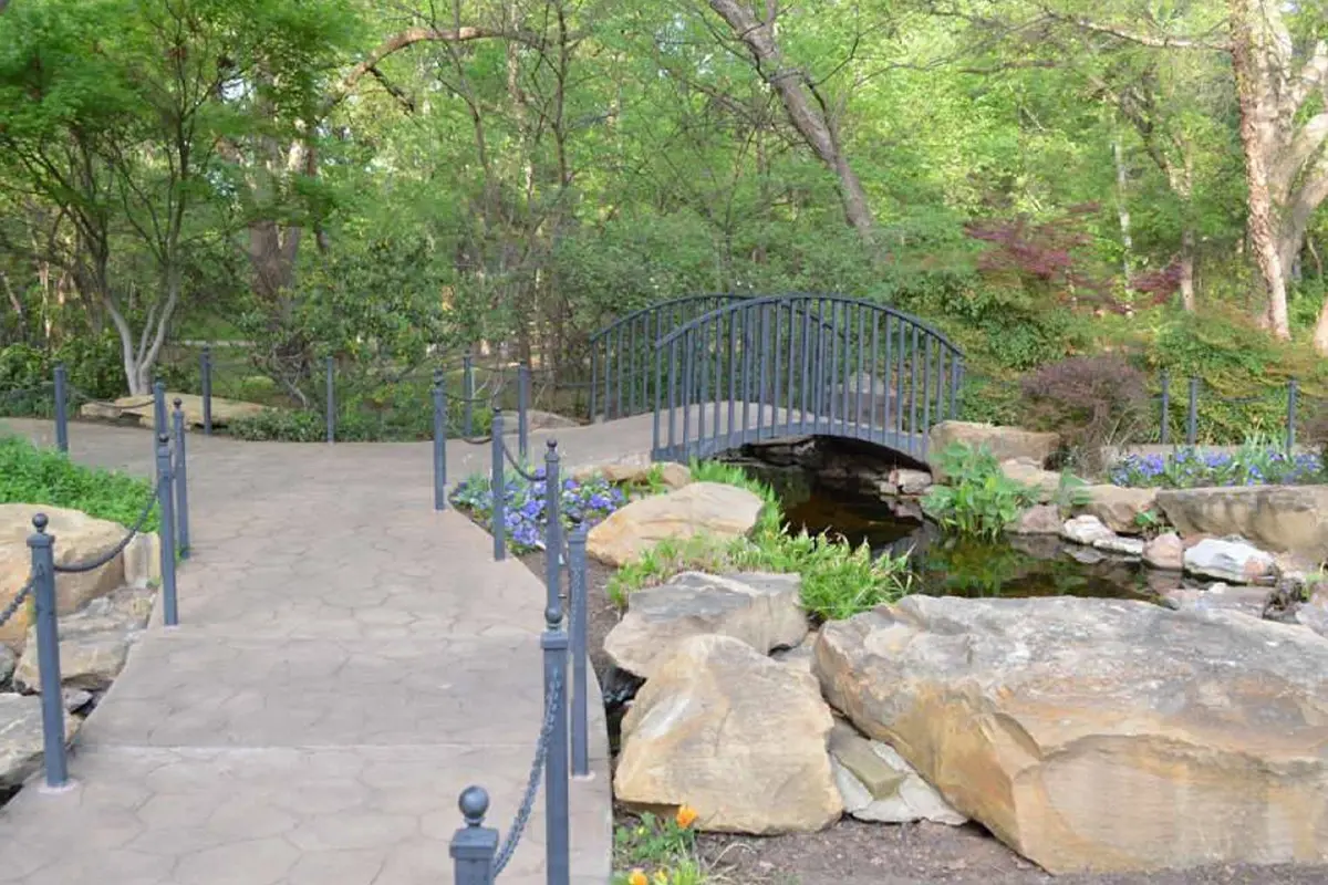 Scenic walking trails near Bear Creek at Village Green of Bear Creek in Euless, Texas